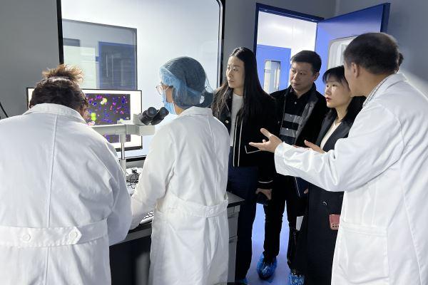 米教授为科协张主席解说米乐集团生物医疗CTC技术 米教授为科协张主席解说米乐集团生物医疗CTC技术.jpg